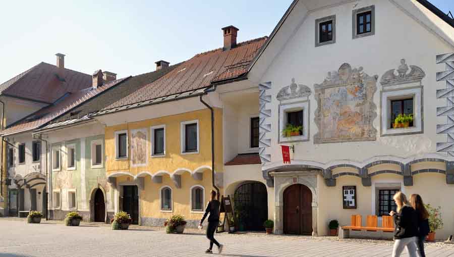 Linhartov trg s starimi obrtniškimi hišami