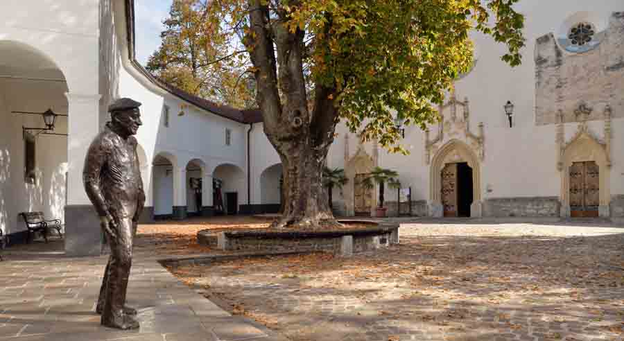 Statue des Kunsthistorikers Cene Avguštin