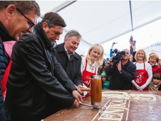 Predsednik drzave, Borut Pahor razbija Gorenjkino čokolado velikanko