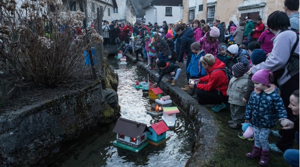 Spuščanje barčic v Kamni Gorici, foto: Jošt Gantar