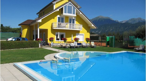 Außenbereich mit Pool