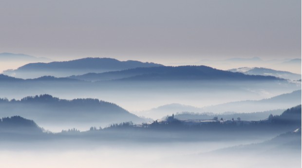 Winterlicher Ausblick vom Wanderweg auf den Gipfel Dobrča