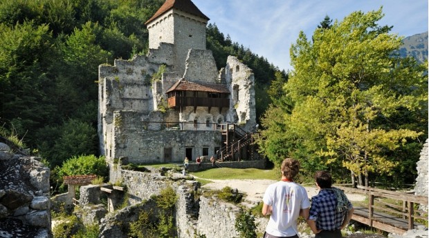 The preserved Romanesque tower at Kamen Castle.