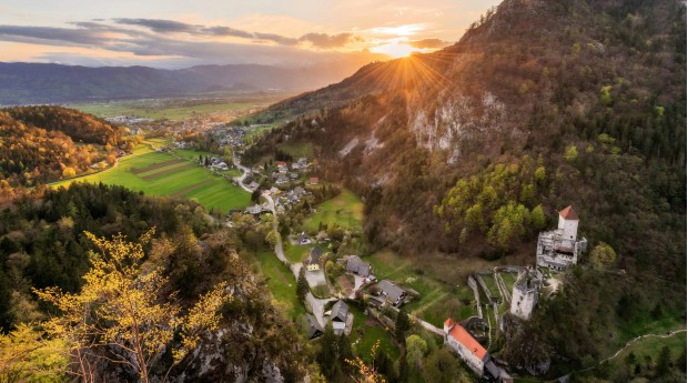 Blick auf die Burg vom Gipfel oberhalb des Draga-Tals