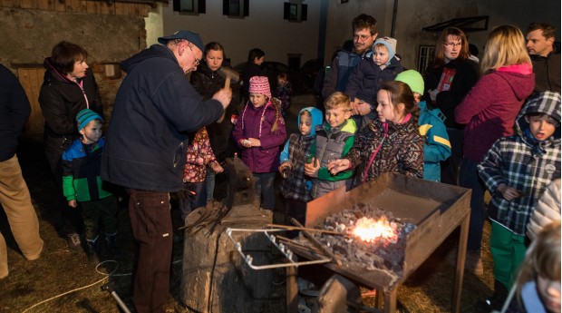 Prikaz kovanja ob spuščanju barčic, foto: Jošt Gantar