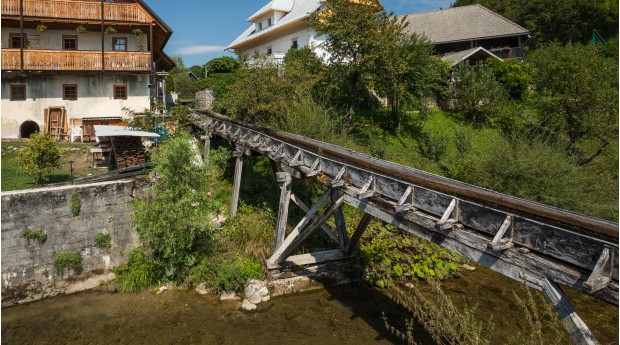 Holzwasserkanale uber den Bach Lipnica
