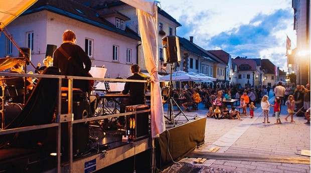 Vsak četrtek v juliju na Linhartov trg vabita glasba in kulinarika.