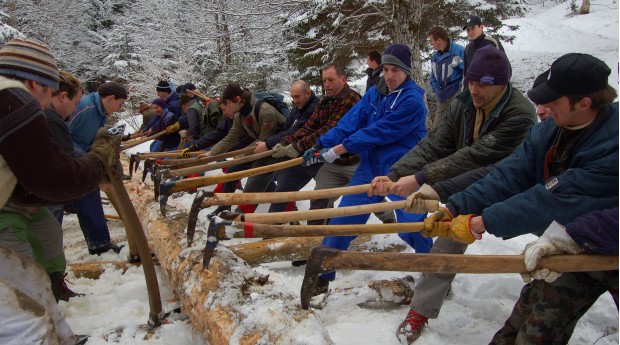 Begunjski fantje pri spravilu ploha leta 2006. Foto: Maks Vrečko