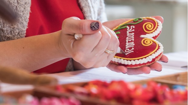 Verzierung von Lebkuchenherzen