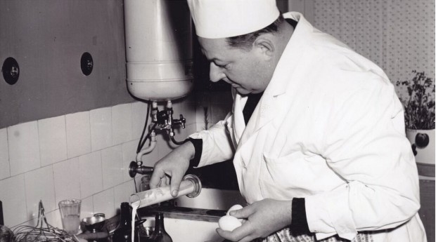 Ivan Ivačič med kuhanjem v svojem stanovanju v Radovljici