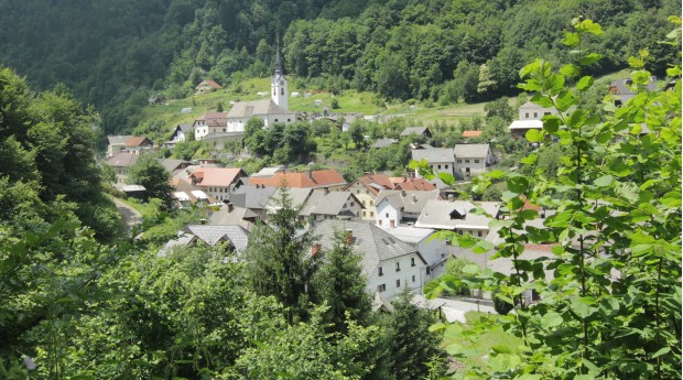 Pogled na Kropo s poti proti Jamniku