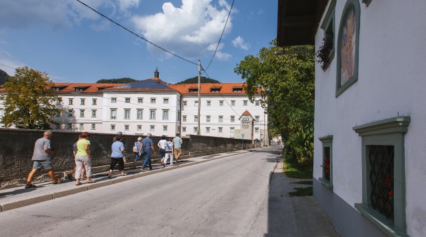 Vor dem Geburtshaus von Slavko Avsenik