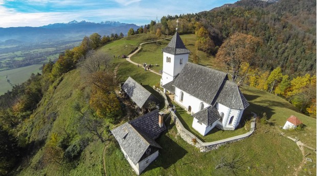 Sveti Peter, v daljavi Julijske Alpe