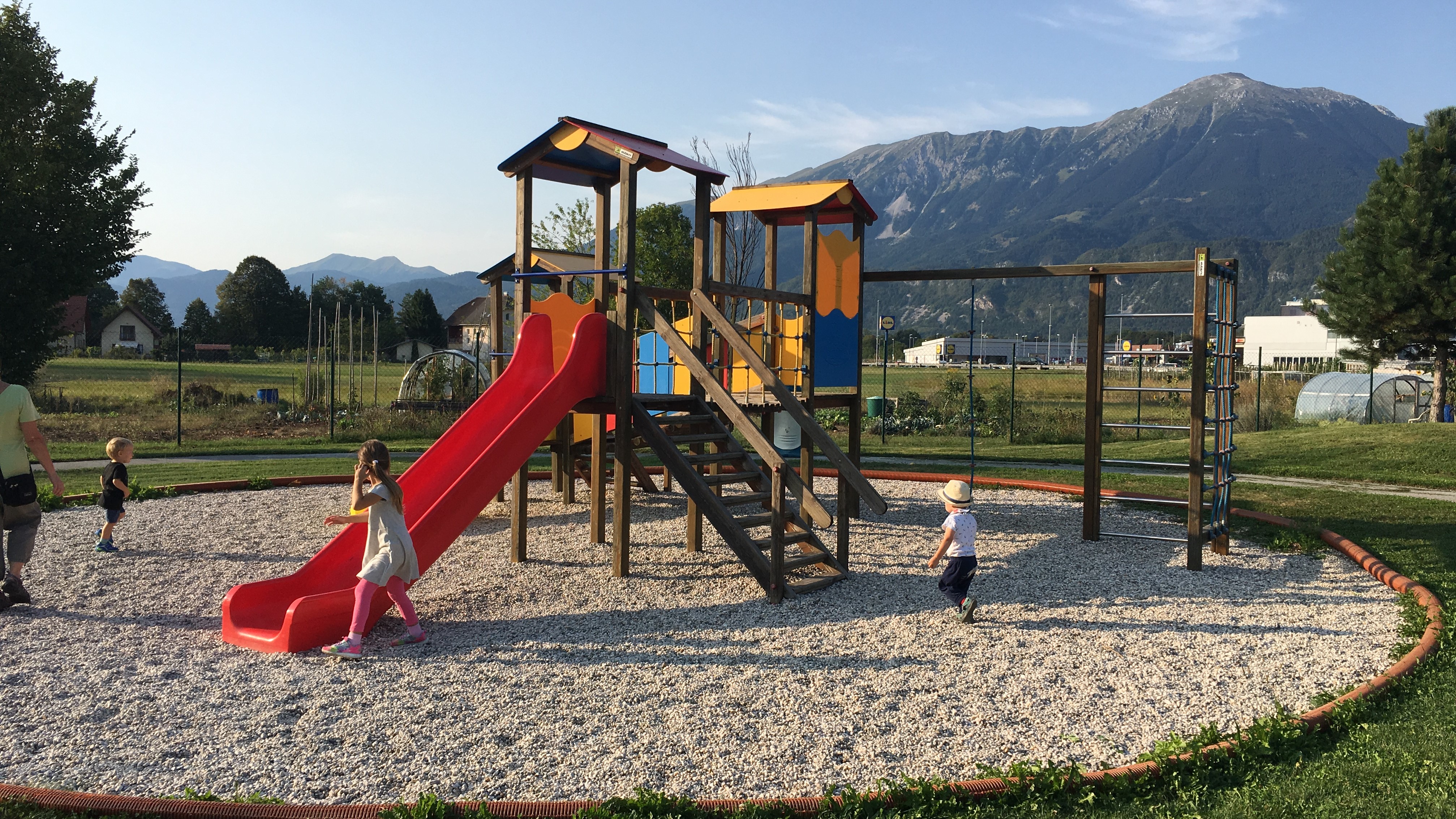 Otroško igrišče v Lescah