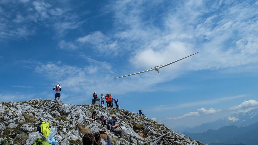 Jadralno letali nad begunjščico iz oči planinca